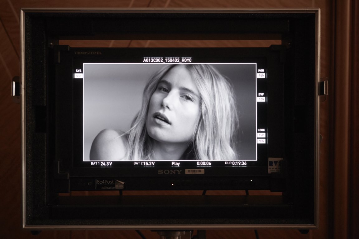 النجمة  دري همنغواي Dree Hemingway حفيدة الكاتب الشهير أرنست همنغواي تتحدث لمحاور المشاهير عدنان الكاتب