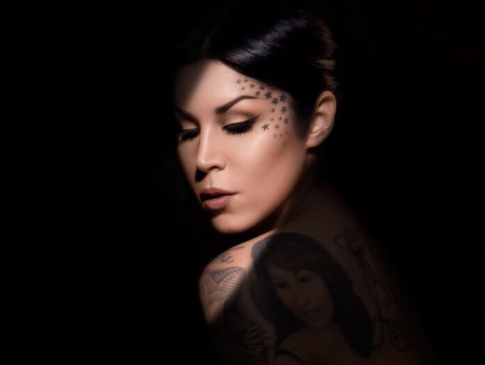 katherine von Drachenberg مؤسسة علامة KAT VON D لمستحضرات التجميل تتحدث لمحاور المشاهير عدنان الكاتب: