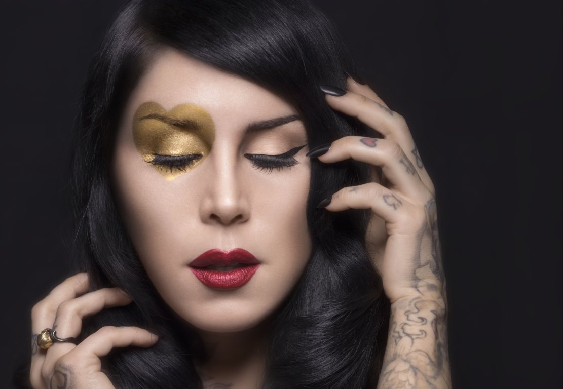 katherine von Drachenberg مؤسسة علامة KAT VON D لمستحضرات التجميل تتحدث لمحاور المشاهير عدنان الكاتب: