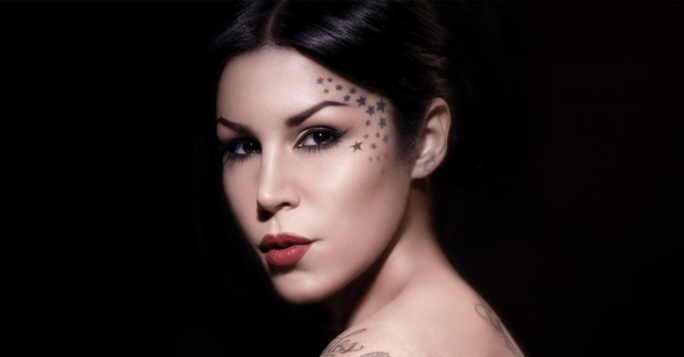 katherine von Drachenberg مؤسسة علامة KAT VON D لمستحضرات التجميل تتحدث لمحاور المشاهير عدنان الكاتب: