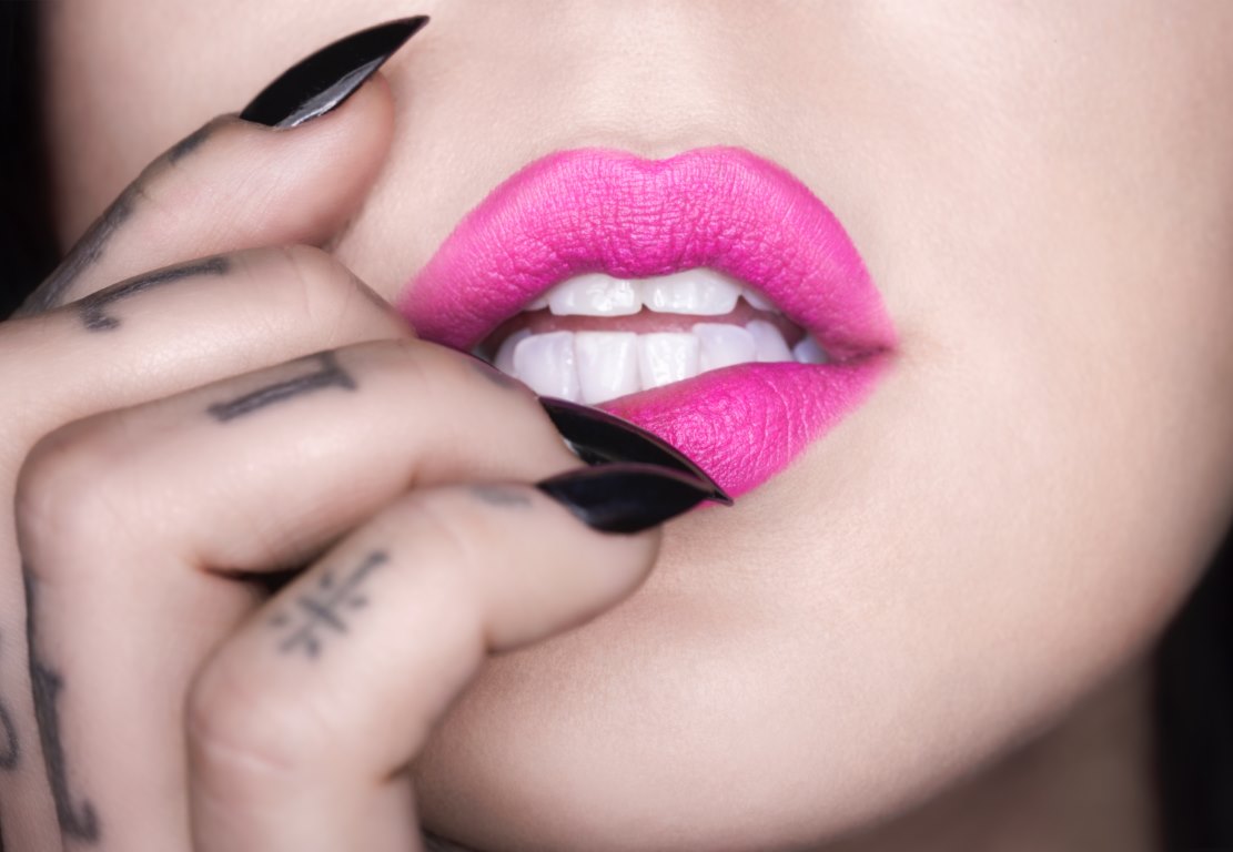 katherine von Drachenberg مؤسسة علامة KAT VON D لمستحضرات التجميل تتحدث لمحاور المشاهير عدنان الكاتب: