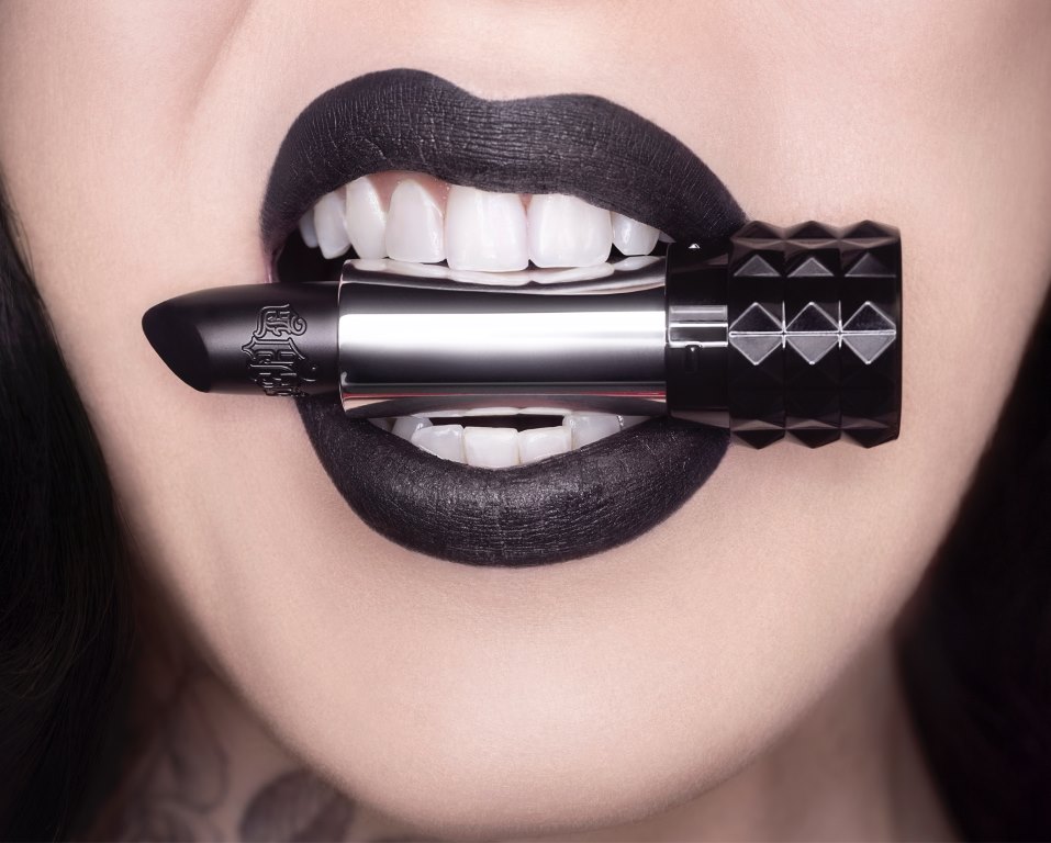 katherine von Drachenberg مؤسسة علامة KAT VON D لمستحضرات التجميل تتحدث لمحاور المشاهير عدنان الكاتب: