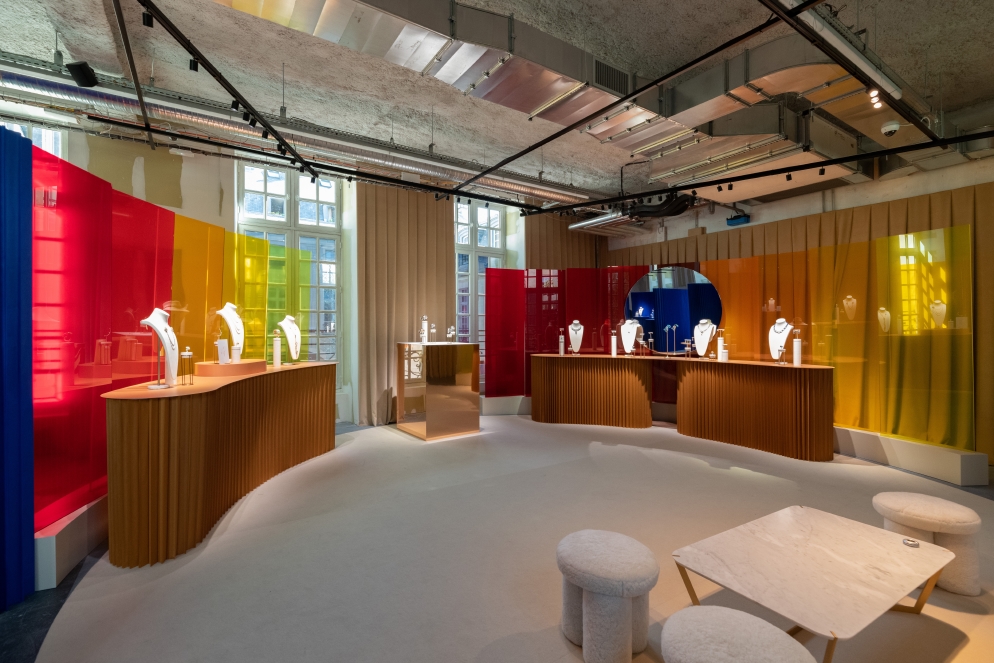 اعتدنا مع دار الساعات والمجوهرات الفاخرة "بياجيه"Piaget  على تعقب رحلة الشمس في السماء عبر الغوص في الألوان الساحرة