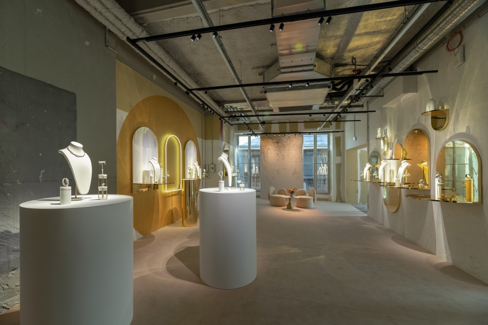 اعتدنا مع دار الساعات والمجوهرات الفاخرة "بياجيه"Piaget  على تعقب رحلة الشمس في السماء عبر الغوص في الألوان الساحرة