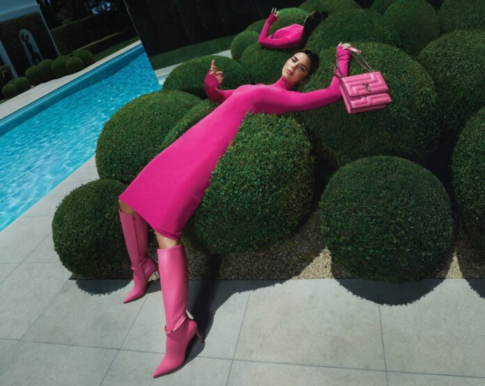 JIMMY CHOO   تكشف عن الأحذية الضخمة والحقائب المميزة