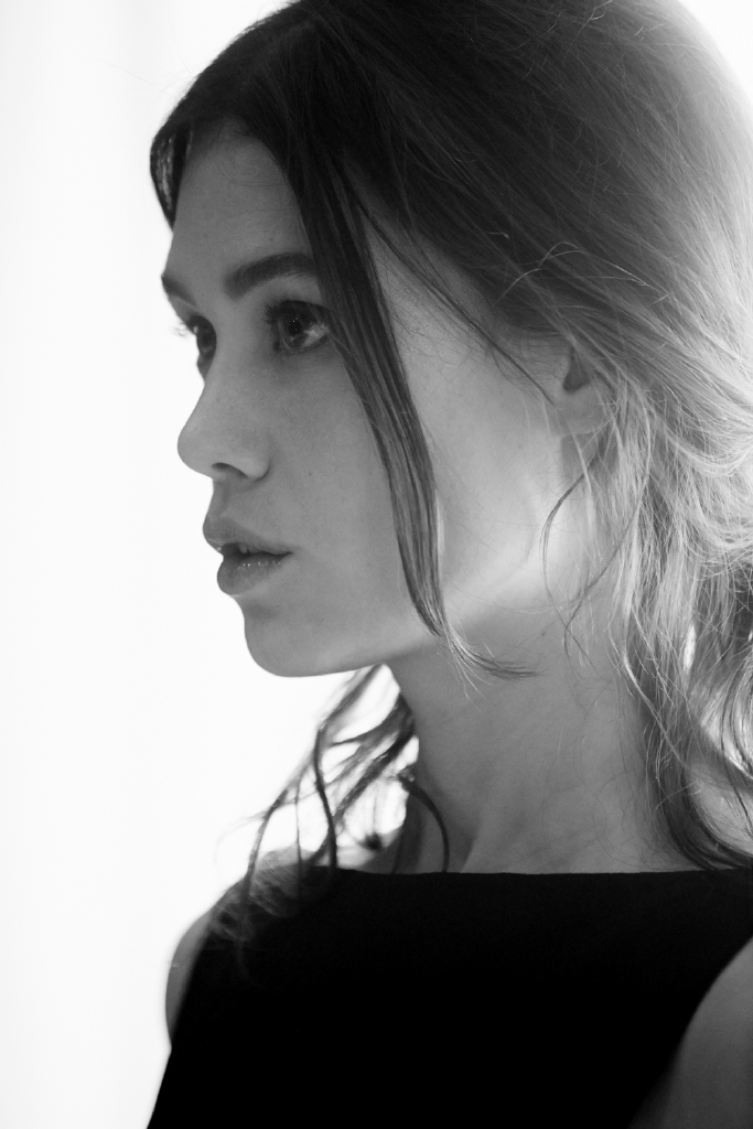 نجمة عالم فالينتينو الجديدة تتحدث لمحاور المشاهير عدنان الكاتب