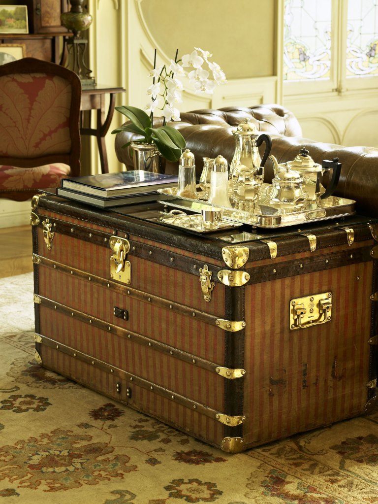 محاور المشاهير عدنان الكاتب أول إعلامي عالمي يدخل مملكة لويس فويتون Louis Vuitton ويكشف اسرارها