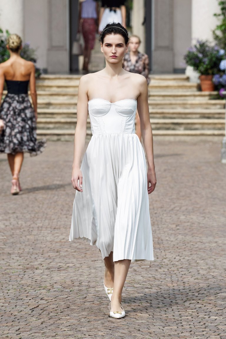 Giuseppe Zanotti يكسر الحواجز بمجموعة ربيع وصيف 2021