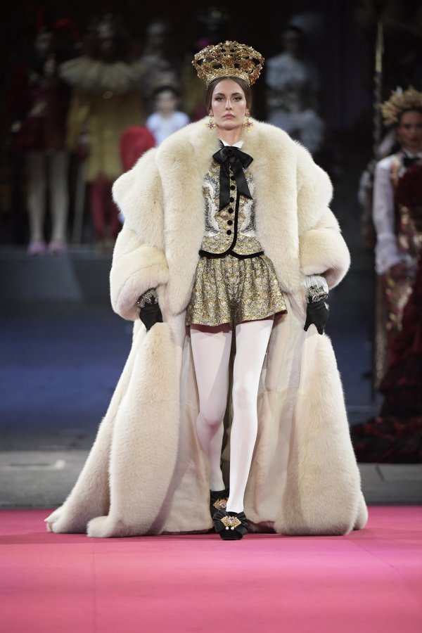 Dolce & Gabbana تحتفل بالحياة والجمال والسعادة والبراعة