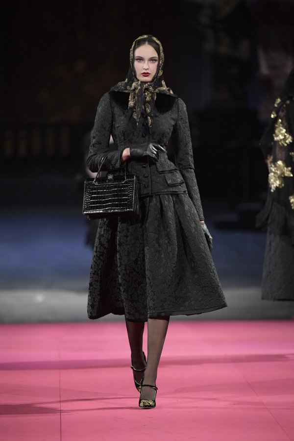 Dolce & Gabbana تحتفل بالحياة والجمال والسعادة والبراعة