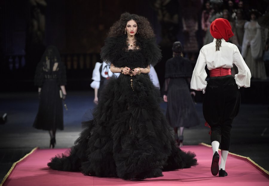 Dolce & Gabbana تحتفل بالحياة والجمال والسعادة والبراعة