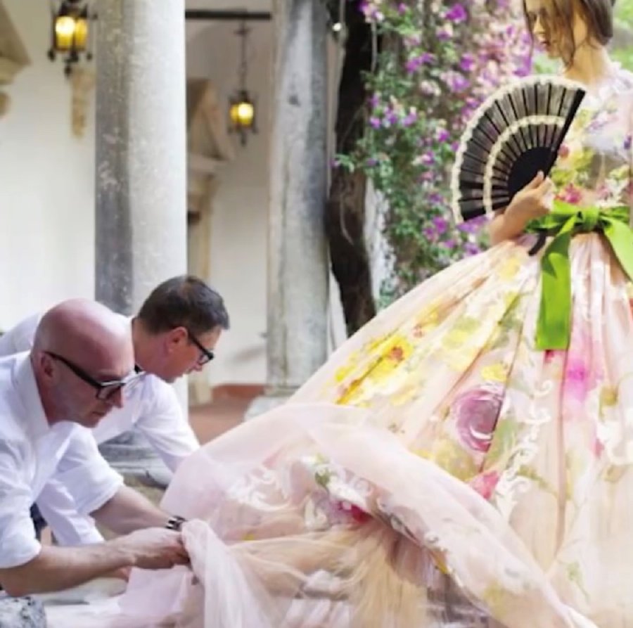  عروض Alta Moda تحملنا من راحة أرائكنا إلى داخل قصر Dolce & Gabbana في ميلانو