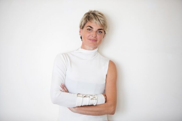  Dana StineaMessika : قطاع الأزياء يتطلب مثابرة وعملا جادا