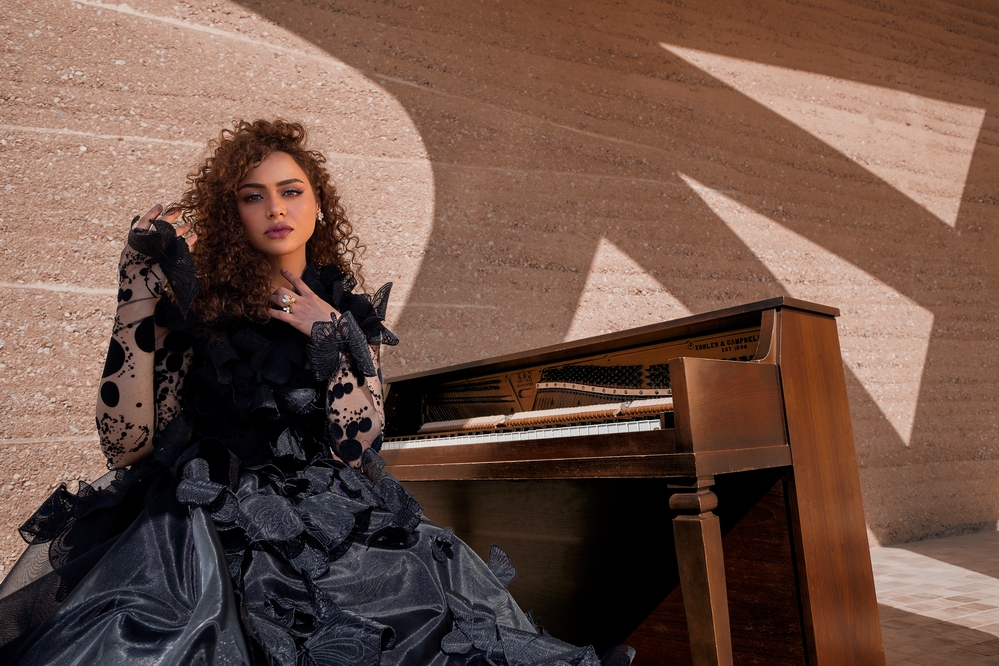 الشابة السعودية عبير بالبيد تتألق في "إثراء" بمجوهرات Van Cleef & Arpels