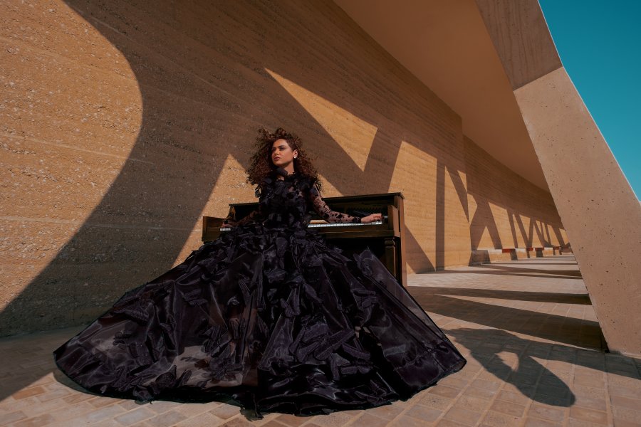 الشابة السعودية عبير بالبيد تتألق في "إثراء" بمجوهرات Van Cleef & Arpels