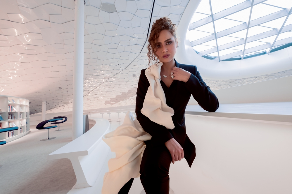 الشابة السعودية عبير بالبيد تتألق في "إثراء" بمجوهرات Van Cleef & Arpels