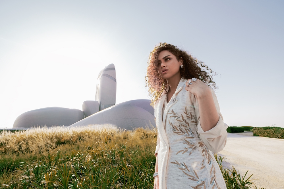 الشابة السعودية عبير بالبيد تتألق في "إثراء" بمجوهرات Van Cleef & Arpels