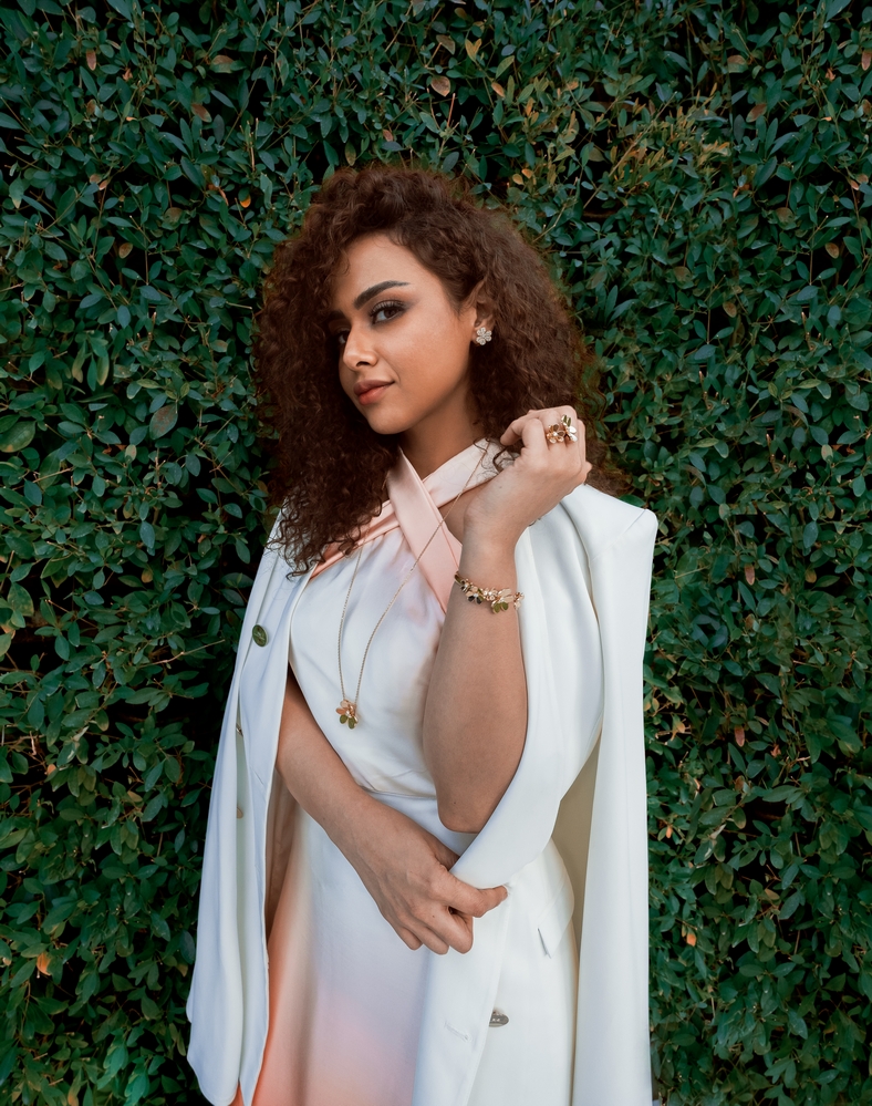 الشابة السعودية عبير بالبيد تتألق في "إثراء" بمجوهرات Van Cleef & Arpels