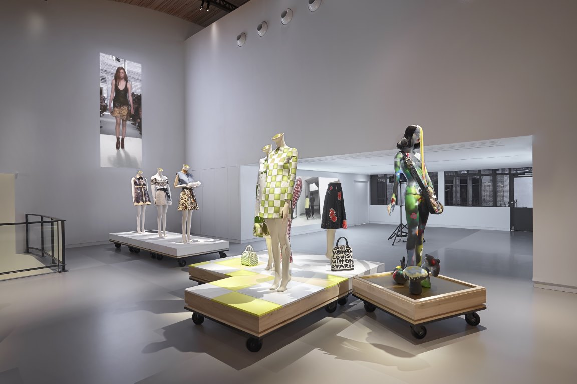 محاور المشاهير عدنان الكاتب أول إعلامي عالمي يدخل مملكة لويس فويتون Louis Vuitton ويكشف اسرارها