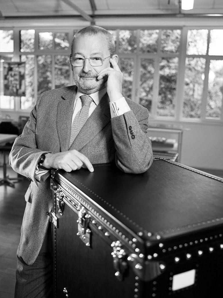 محاور المشاهير عدنان الكاتب أول إعلامي عالمي يدخل مملكة لويس فويتون Louis Vuitton ويكشف اسرارها