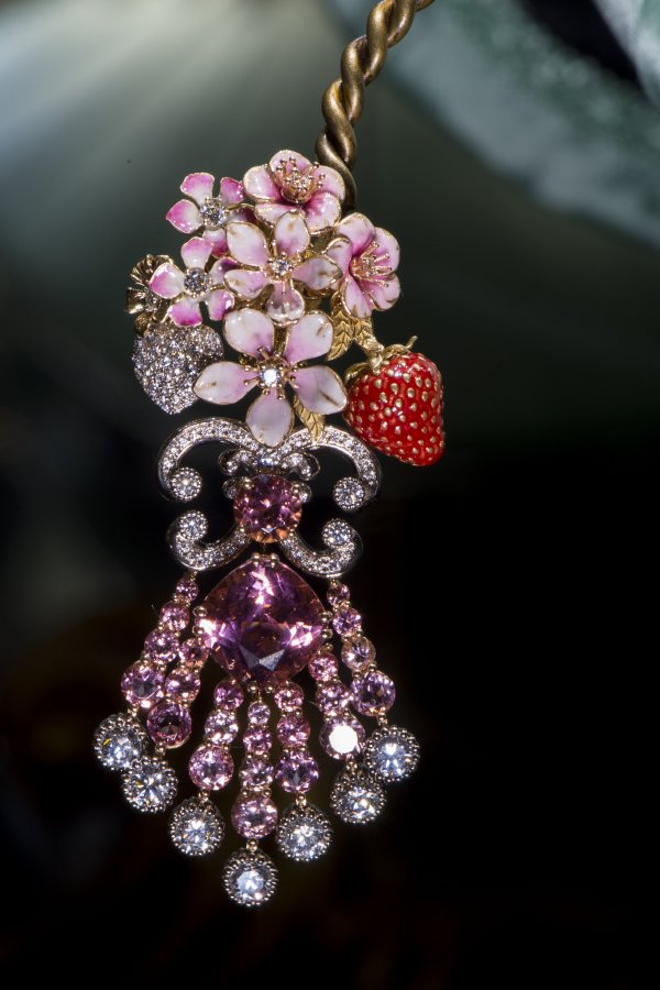 Dolce & Gabbana تحتفل بالحياة والجمال والسعادة والبراعة