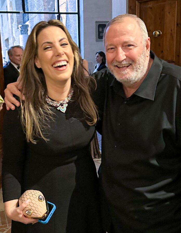 محاور المشاهير يجري أول حوار مع 