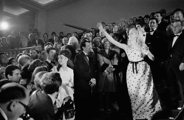 كاترين دونوف في مهرجان كان عام 1964 تصوير REPORTERS ASSOCIES Gamma-Rapho بواسطة Getty images